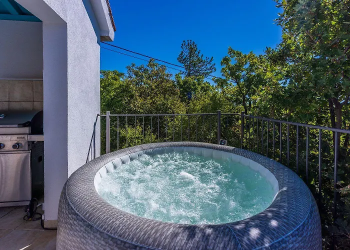 Casa vacanze Faszinierende Mit Traumhaften Meerblick Zur Insel Krk Mit Privatpool, Tischtennis, Billard, Grill *